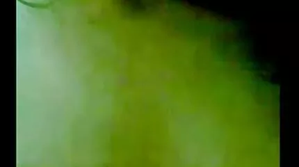 Дівчина розважається секс відео українське дрочкой своєї кицьки.