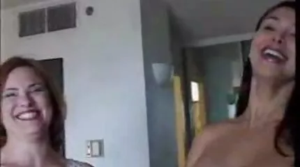 Сашу Роуз укрїнське порно трахкають два афроамериканця.