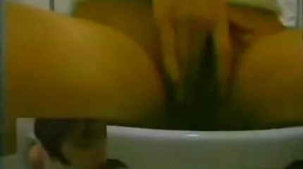 Шкіряна сучка смокче порноукраїнське і трахкає раком.