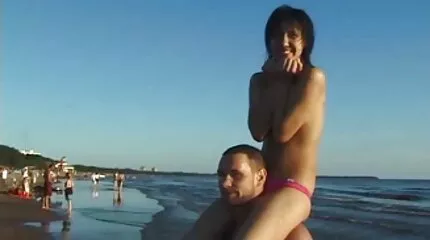 Брюнетка з Одеси мастурбує секс відео українське перед незнайомцем.