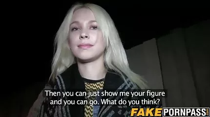 Симпатична брюнетка шпиль з коханцем на порно українське відео природі у дворі під час дощу.