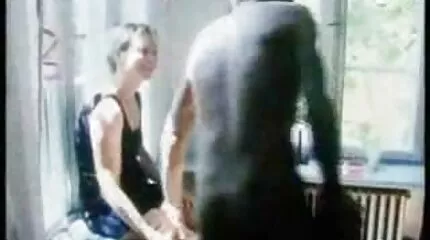 Покоївка дрочить пальцями в українська порно пошуках грошей.